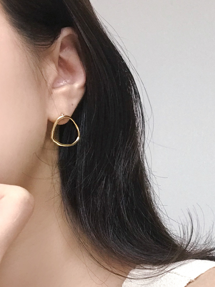 [클리어런스세일 ~up to 50%] sand bold earring (티타늄침)